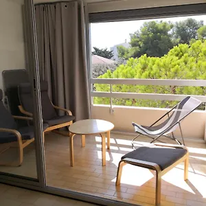 https://studio-calme-giens-2-pas-du-port-et-des-plages.fr-provencehotel.com